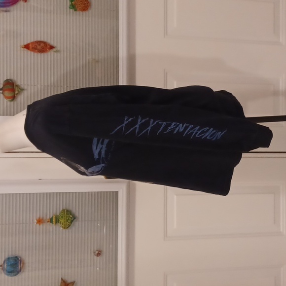 4/$40 Black Long Sleeve Graphic Tee - Size Medium - Picture 4 of 6